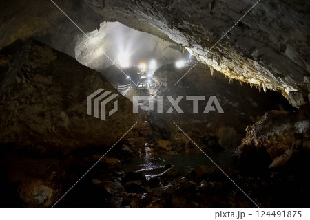 中国地方・秋吉台・秋芳洞・ライトアップされた美しい洞内のイメージ、千町田付近の風景・山口県美弥市 124491875