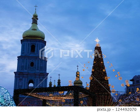 The central tree on the square of the city of Kiev for the New Year 2022 124492070