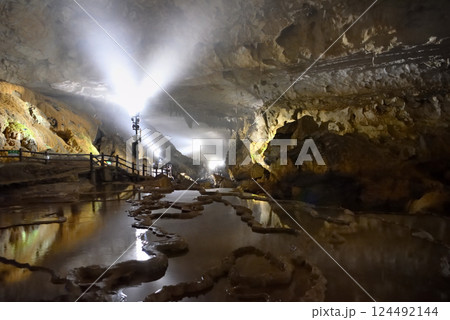 中国地方・秋吉台・秋芳洞・千町田から眺める傘づくしと、整備された順路・山口県美弥市(2) 中国地方・秋吉台・秋芳洞・千町田から眺める傘づくしと、整備された順路・山口県美弥市(2) 124492144