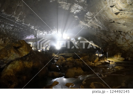 中国地方・秋吉台・秋芳洞・千町田と傘づくし、印象的なライトアップのイメージ・山口県美弥市(1) 124492145