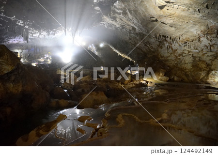 中国地方・秋吉台・秋芳洞・千町田と傘づくし、印象的なライトアップのイメージ・山口県美弥市(4) 中国地方・秋吉台・秋芳洞・千町田と傘づくし、印象的なライトアップのイメージ・山口県美弥市(4) 124492149