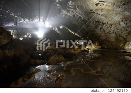 中国地方・秋吉台・秋芳洞・千町田と傘づくし、印象的なライトアップのイメージ・山口県美弥市(5) 中国地方・秋吉台・秋芳洞・千町田と傘づくし、印象的なライトアップのイメージ・山口県美弥市(5) 124492150