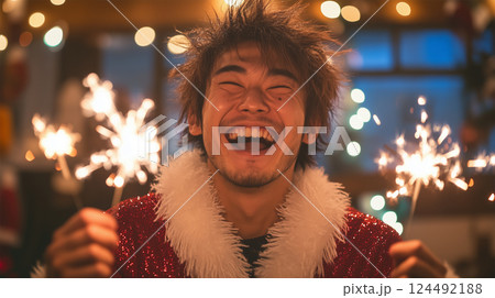 スパークラーを手に笑顔を見せる日本人男性のクリスマスナイト スパークラーを手に笑顔を見せる日本人男性のクリスマスナイト 124492188