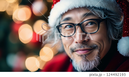 優しく微笑むサンタ帽の日本人男性のクリスマスポートレート 優しく微笑むサンタ帽の日本人男性のクリスマスポートレート 124492193