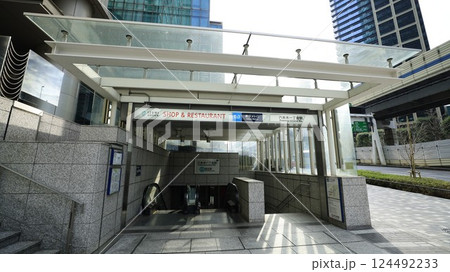 東京メトロ南北線の六本木一丁目駅2番出入口、エスカレーターが設置されている 124492233