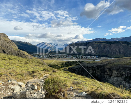 山に囲まれたエル・チャルテンの街並み｜パタゴニアの玄関口 124492322