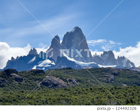 晴天にそびえるフィッツロイ山の雄姿|パタゴニアの名峰 晴天にそびえるフィッツロイ山の雄姿|パタゴニアの名峰 124492326