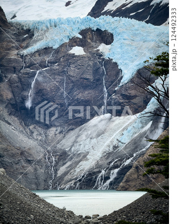 崖に張り付く氷河と滝の絶景｜パタゴニア・自然の造形美 124492333