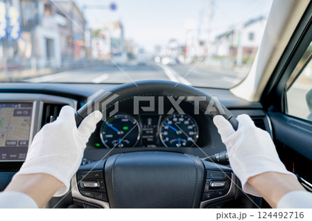 運転する男性 運転する男性 124492716