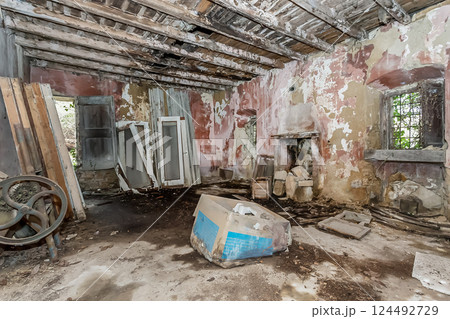 Old ruined house 124492729