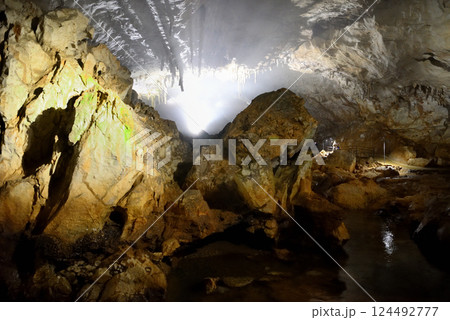 中国地方・秋吉台・秋芳洞・広庭から千町田へ向かう、ワイルドな雰囲気の順路・山口県美弥市(1) 中国地方・秋吉台・秋芳洞・広庭から千町田へ向かう、ワイルドな雰囲気の順路・山口県美弥市(1) 124492777