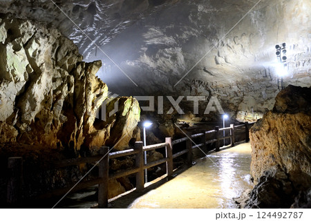 中国地方・秋吉台・秋芳洞・広庭から千町田へ向かう、ワイルドな雰囲気の順路・山口県美弥市(5) 124492787