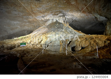 中国地方・秋吉台・秋芳洞・広庭のランドマーク、ライトアップされた洞内富士・山口県美弥市(3) 中国地方・秋吉台・秋芳洞・広庭のランドマーク、ライトアップされた洞内富士・山口県美弥市(3) 124493004