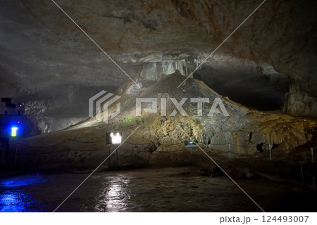 中国地方・秋吉台・秋芳洞・広庭のランドマーク、ライトアップされた洞内富士・山口県美弥市(5) 124493007