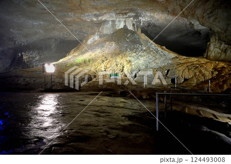 中国地方・秋吉台・秋芳洞・広庭のランドマーク、ライトアップされた洞内富士・山口県美弥市(6) 中国地方・秋吉台・秋芳洞・広庭のランドマーク、ライトアップされた洞内富士・山口県美弥市(6) 124493008