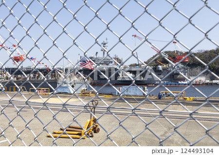 フェンスの先の空母 フェンスの先の空母 124493104