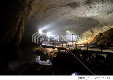 中国地方・秋吉台・秋芳洞・広庭から百枚皿へ向かう、ワイルドな雰囲気の順路・山口県美弥市 124493513