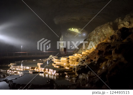 中国地方・秋吉台・秋芳洞・順路から百枚皿を眺めて楽しむ観光客のイメージ・山口県美弥市(1) 中国地方・秋吉台・秋芳洞・順路から百枚皿を眺めて楽しむ観光客のイメージ・山口県美弥市(1) 124493515
