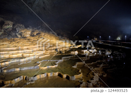 中国地方・秋吉台・秋芳洞・入口から進むと最初に出会う、見事な百枚皿の眺め・山口県美弥市(7) 中国地方・秋吉台・秋芳洞・入口から進むと最初に出会う、見事な百枚皿の眺め・山口県美弥市(7) 124493525