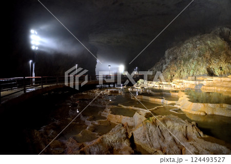 中国地方・秋吉台・秋芳洞・百枚皿と順路のイメージ・山口県美弥市(2) 中国地方・秋吉台・秋芳洞・百枚皿と順路のイメージ・山口県美弥市(2) 124493527