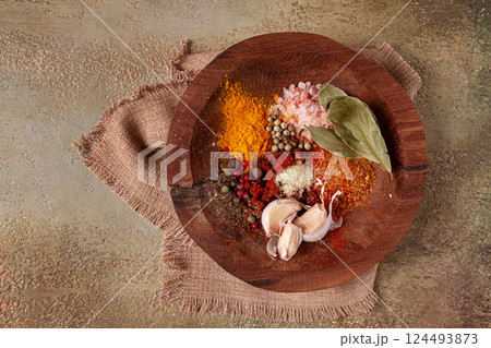 spice mix, garlic and bay leaf, on a wooden plate, close-up, food concept, no people, spice mix, garlic and bay leaf, on a wooden plate, close-up, food concept, no people, 124493873