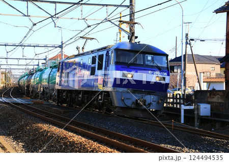 電気機関車・EF210『桃太郎』が牽引するタンク貨物列車 電気機関車・EF210『桃太郎』が牽引するタンク貨物列車 124494535
