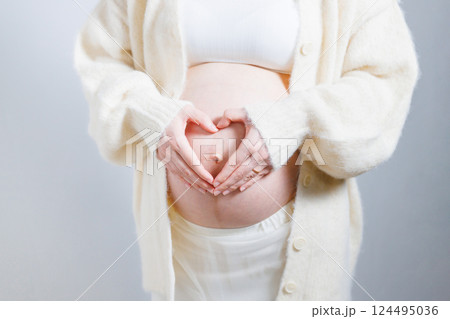 お腹に手を当てる妊婦　ハート 124495036