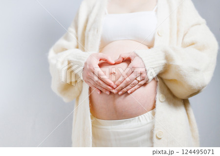 お腹に手を当てる妊婦　ハート 124495071