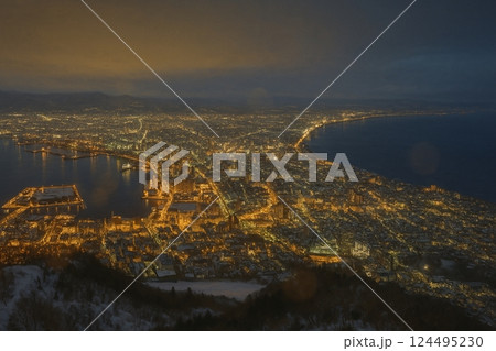 冬の函館の夜景と湾岸の街灯り｜山頂からの幻想的な眺望 124495230