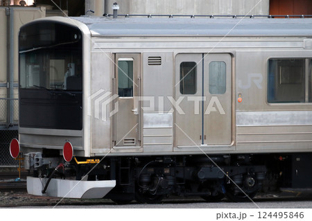 JR大宮工場にて富士急行線向けに転用改造中の205系電車(埼玉県さいたま市大宮区) JR大宮工場にて富士急行線向けに転用改造中の205系電車(埼玉県さいたま市大宮区) 124495846