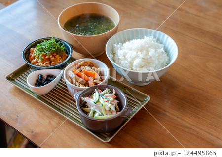 ご飯と小鉢のおかずで楽しむ和朝食 124495865