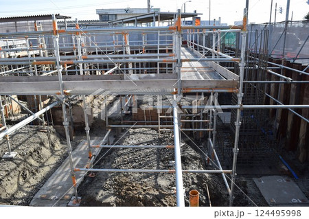 建設工事現場に設置された足場 124495998