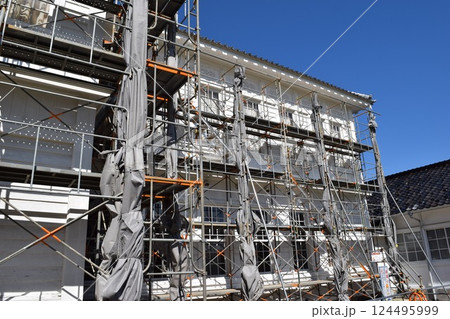 建設工事現場に設置された足場 124495999