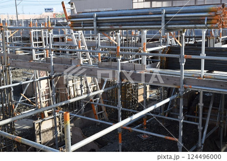 建設工事現場に設置された足場 124496000