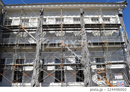 建設工事現場に設置された足場 124496002