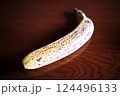 テーブルの上に置かれた美味しそうなバナナ 124496133