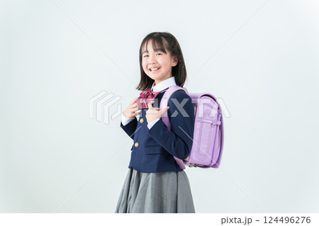 ランドセルを背負った小学生の女の子 124496276