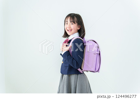ランドセルを背負った小学生の女の子 ランドセルを背負った小学生の女の子 124496277