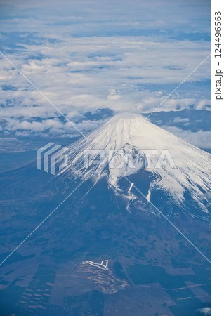 飛行機からの富士山 124496563