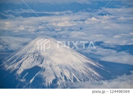 飛行機からの富士山 124496569
