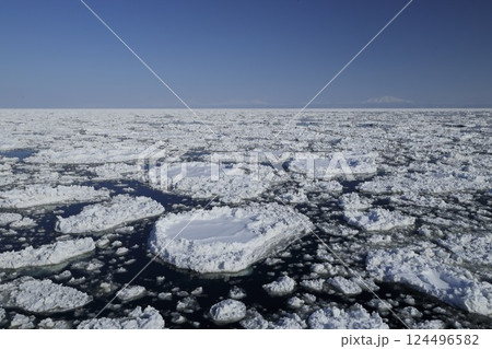 知床連山と流氷 オホーツク海沖 北海道 知床連山と流氷 オホーツク海沖 北海道 124496582