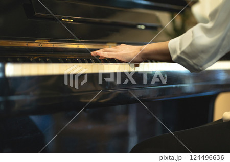 ピアノを弾く女性の手 124496636
