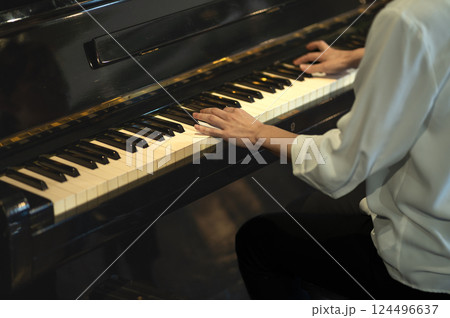 ピアノを弾く女性の手 124496637
