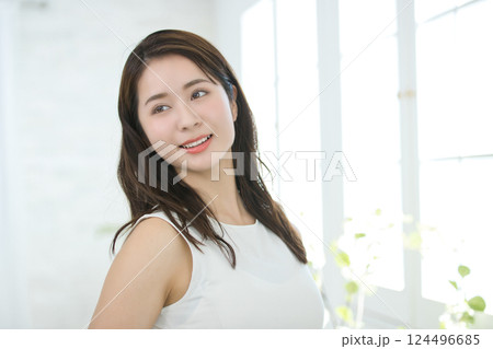 若い女性のビューティ 124496685