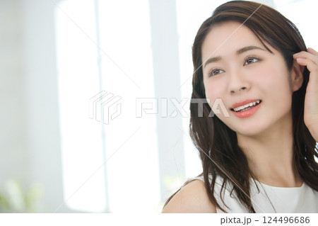 若い女性のビューティ 124496686