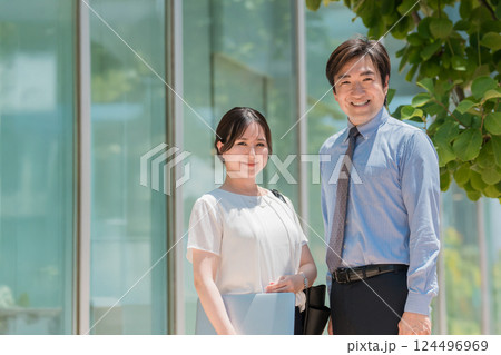 オフィス街にいるスーツ姿のビジネスマン男女 124496969