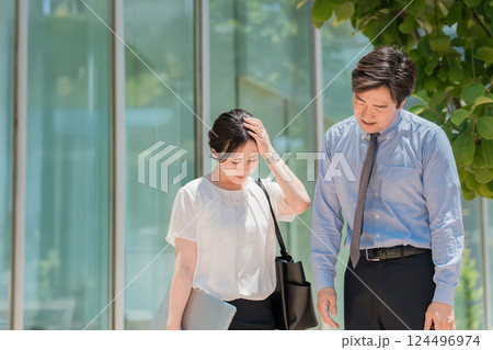 オフィス街を歩くスーツ姿のビジネスマン男女（疲れ,疲労,失敗,ミス,落ち込む） 124496974