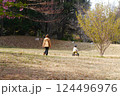 自然豊かな早春の公園を散歩する。 124496976