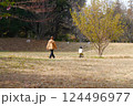 自然豊かな早春の公園を散歩する。 124496977