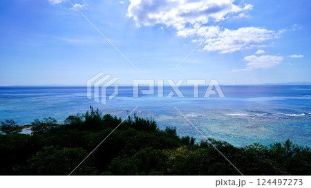 沖縄県伊是名島のギタラ展望台から見た海の風景 124497273